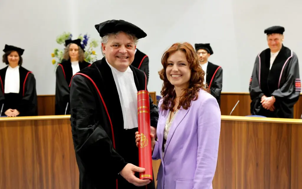 A picture of Laura Finazzi and her promotor Jos Oomens at the defense