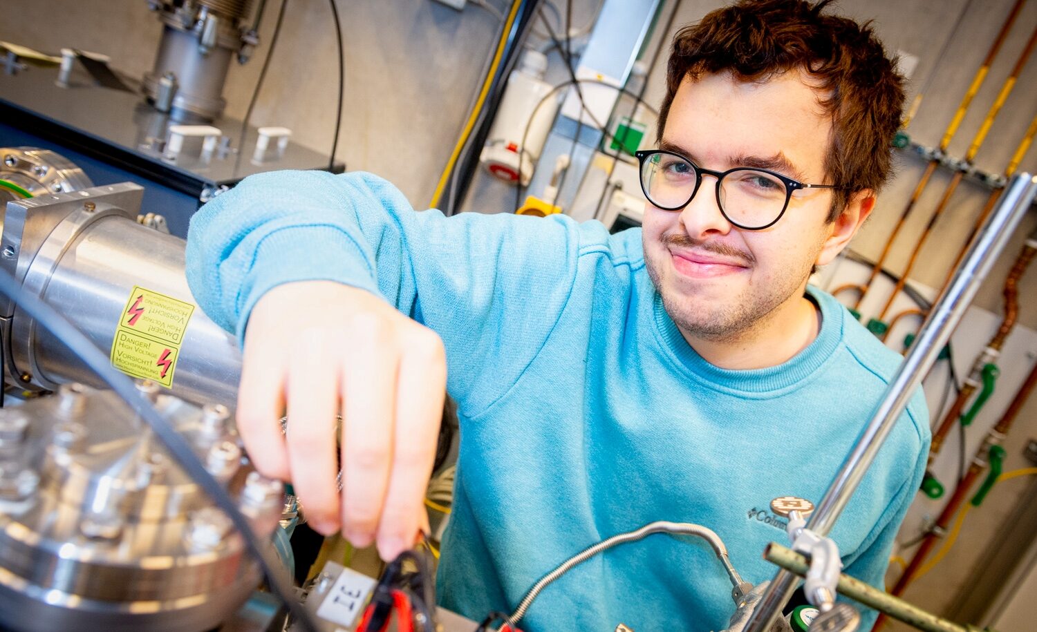 Picture of HFML-FELIX researcher Marius Gerlach in the lab