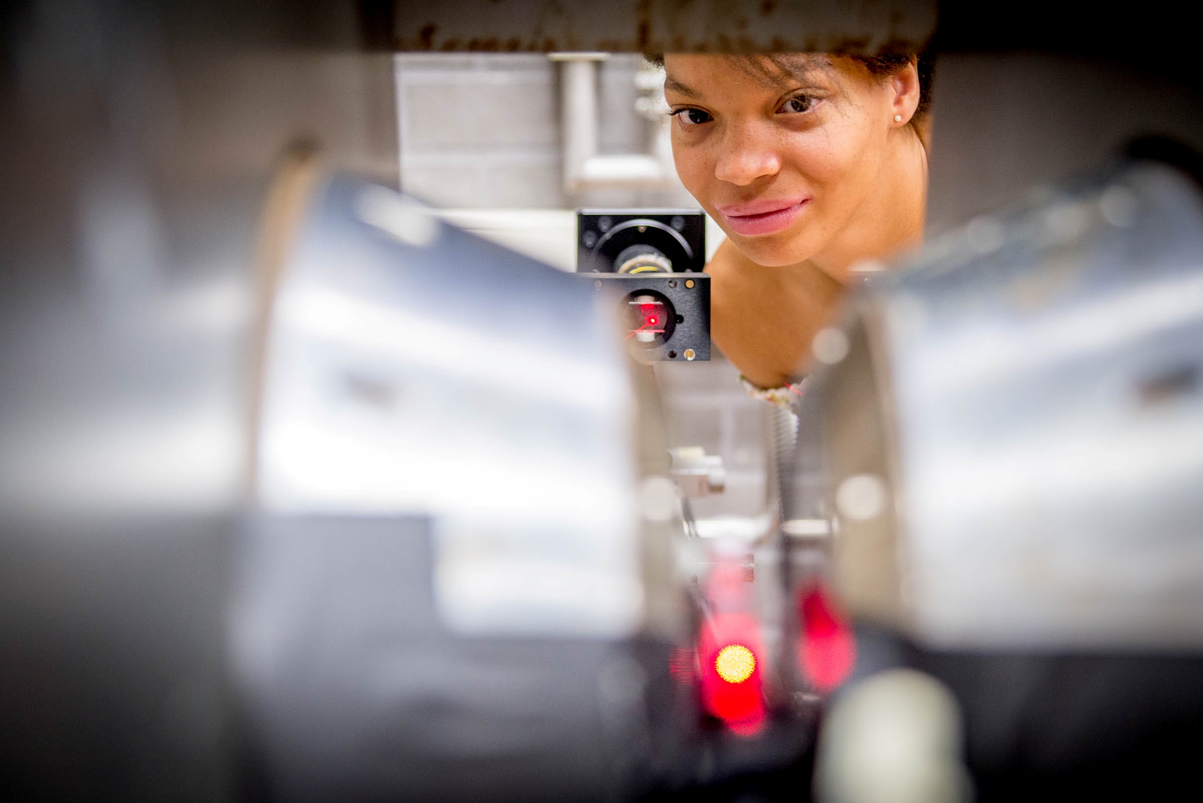 HFML-FELIX researcher Sandra Kleuskens in the lab