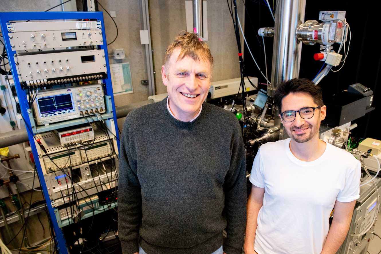 UvA researcher Wybren Jan Buma and HEML-FELIX researcher Piero Ferrari Ramirez in the lab