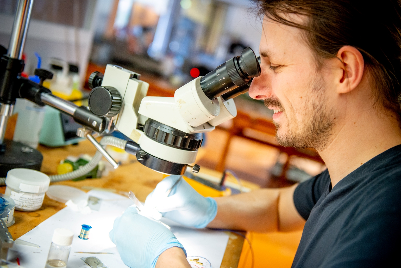 Picture of researcher Arwin Kool in the lab