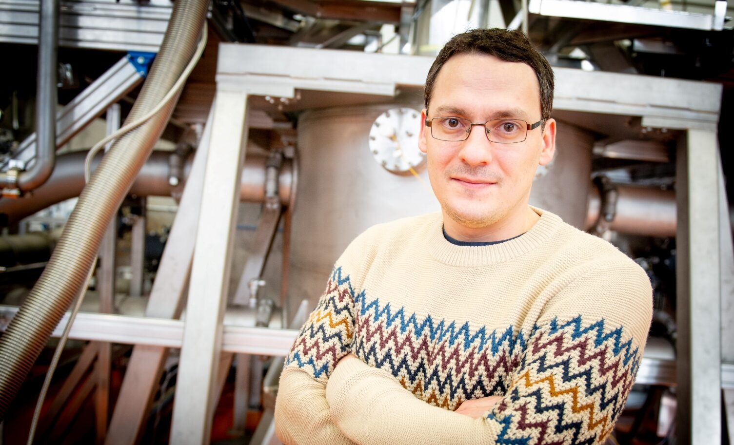 Picture of HFML-FELIX researcher Oleksandr Zheliuk in the lab