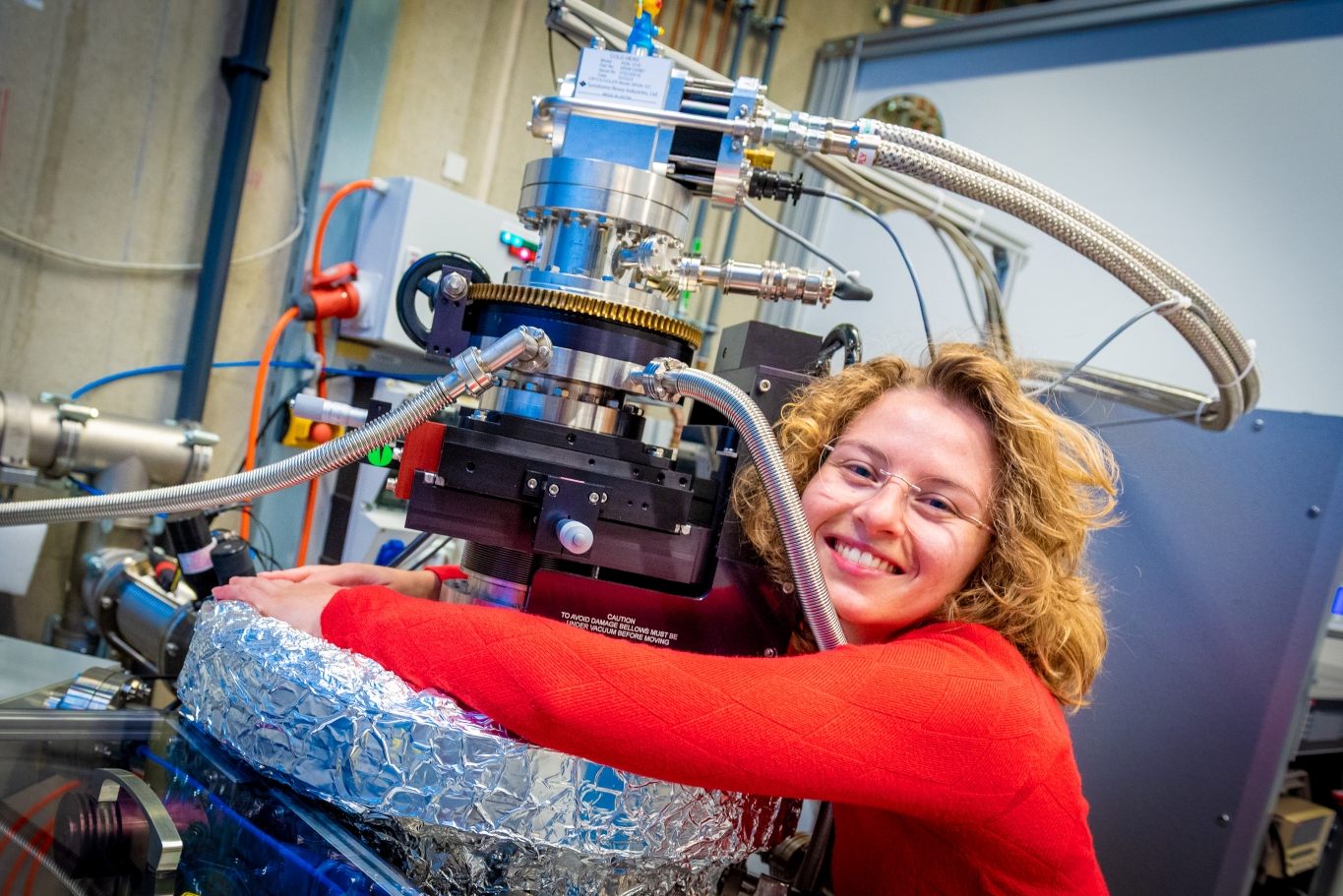 Picture of Dian Schrauwen in the lab