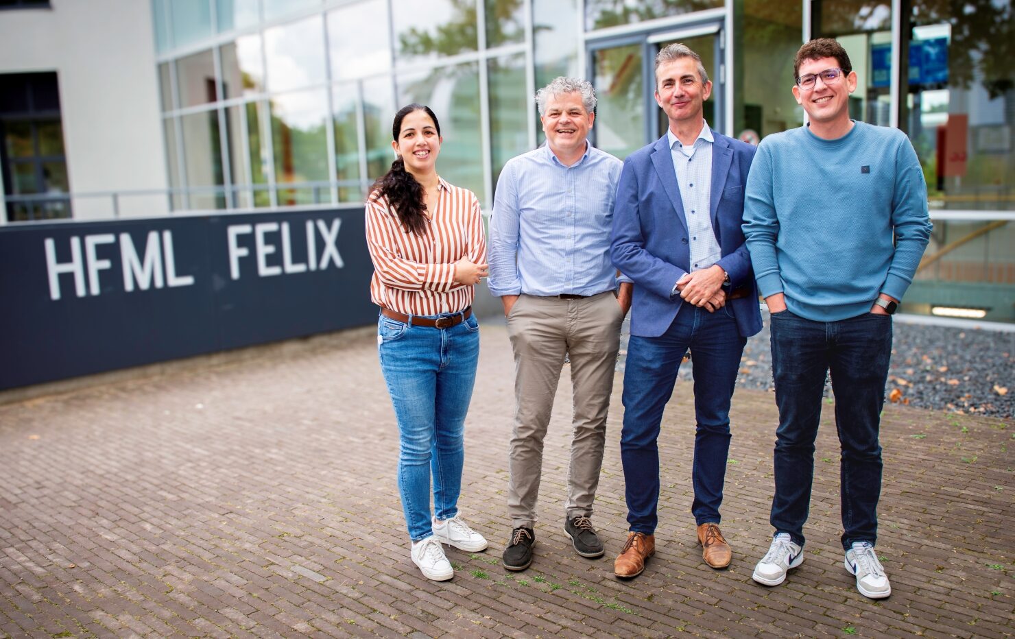 Group picture of Purva Kulkarni, Jos Oomens, Dirk Lefeber and Jonathan Martens in front of the HFML-FELIX building.