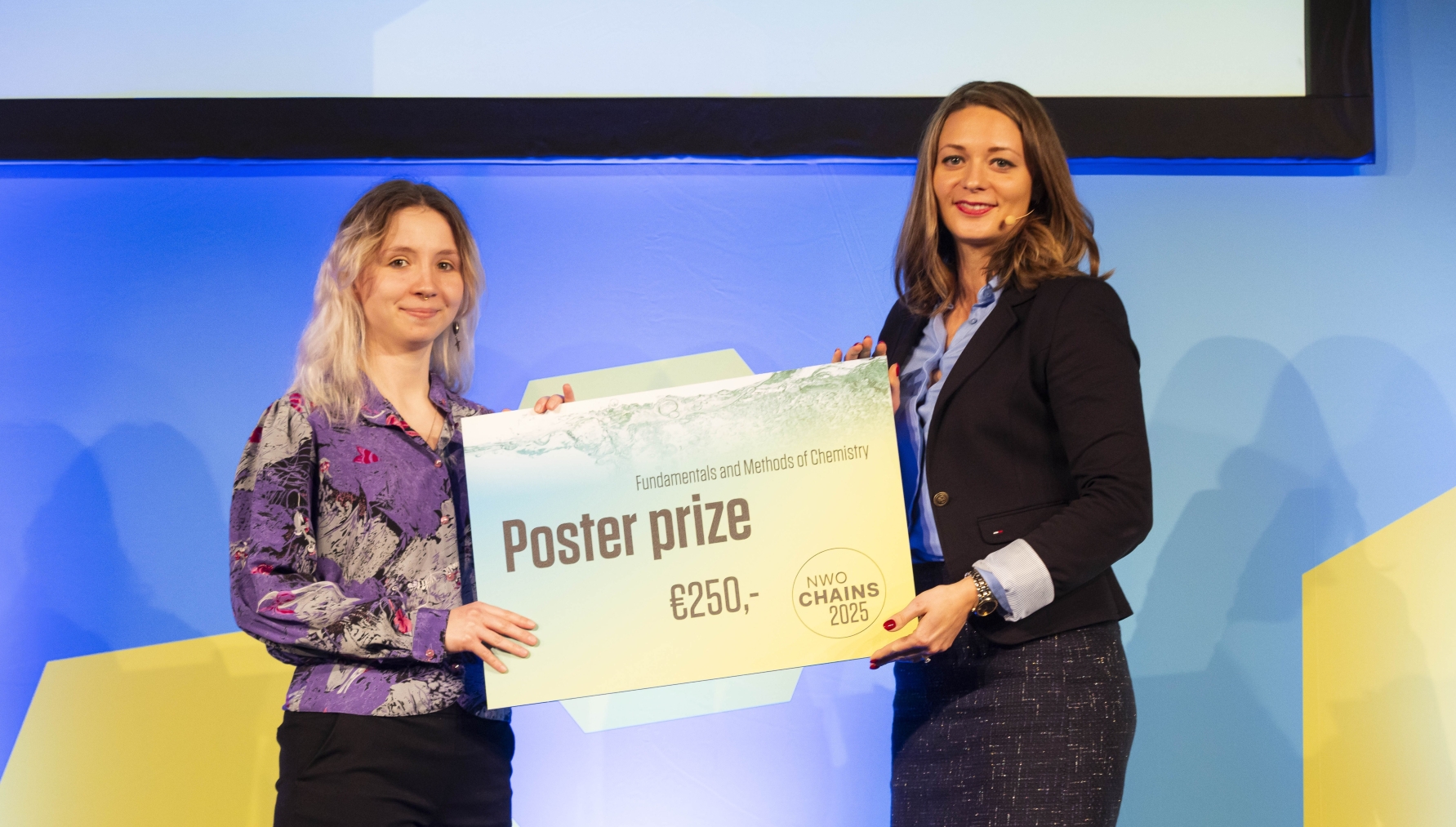 Picture of researcher Olga Duda getting handed the NWO CHAINS poster award