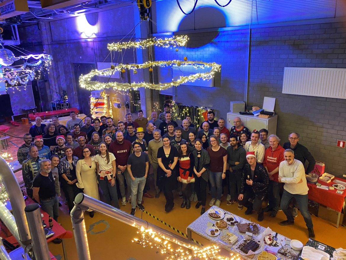 A group picture of HFML-FELIX employees in the magnet lab at their Christmas event