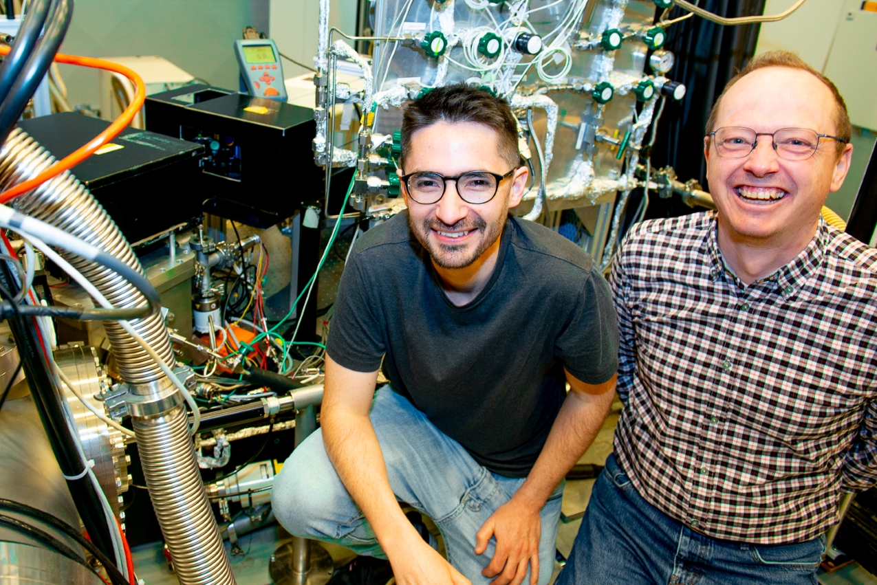 A picture of HFML-FELIX researchers Piero Ferrari and Joost Bakker in the lab