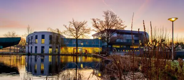 Foto van het HFML-FELIX gebouw tijdens zonsondergang