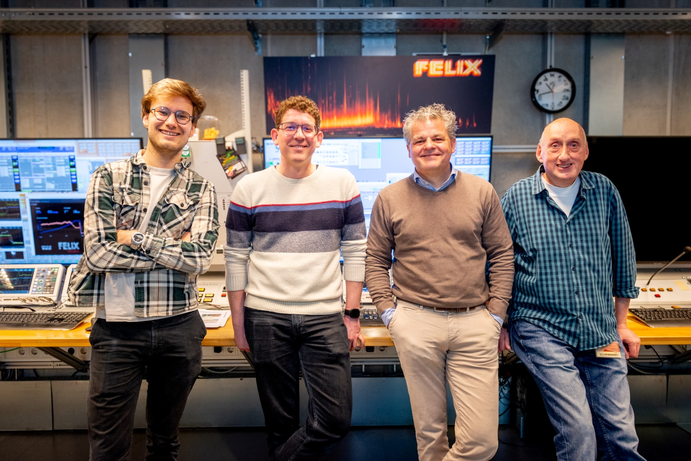 Foto van HFML-FELIX onderzoekers Teun van Wieringen, Jonathan Martens, Jos Oomens en Giel Berden.