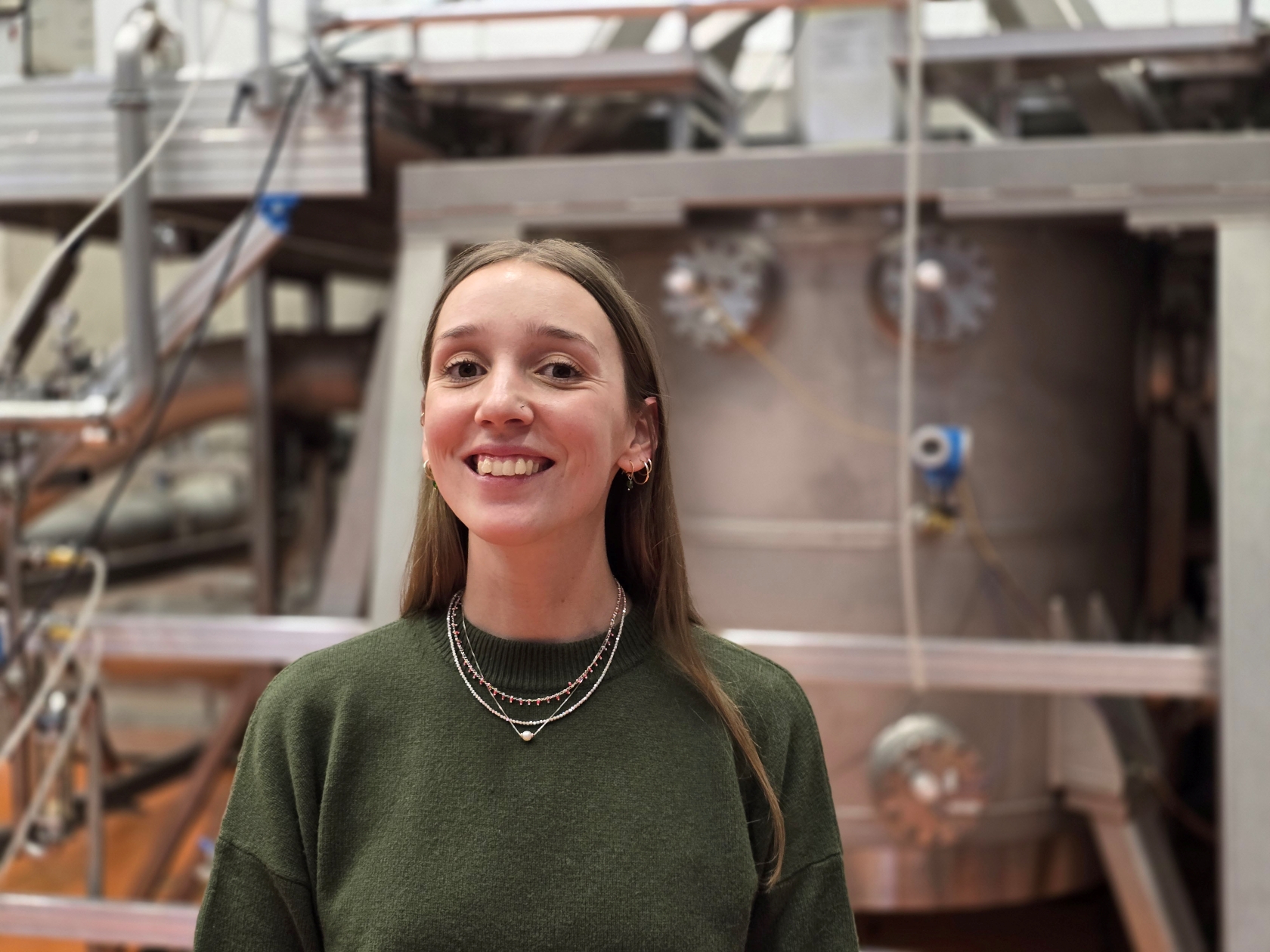 Portret van Chiara Cocchi in het magneetlab van HFML-FELIX